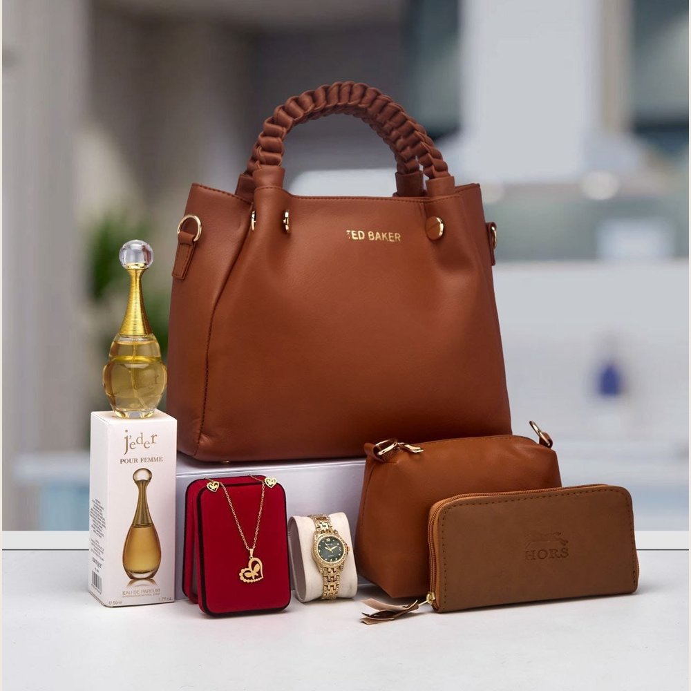 Set TED BAKER – Sac Tressé Bordeaux, Montre, Collier, Portefeuille & Parfum – Élégance Chaleureuse & Raffinement Intemporel