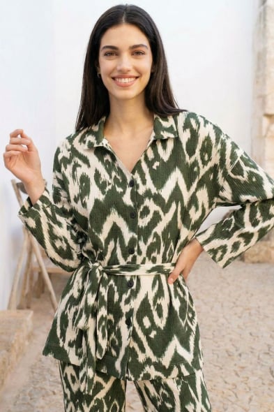 CHEMISE IMPRIMÉE À CEINTURE NOUÉE